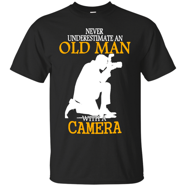 Photographer - NEVER UNDERESTIMATE AN OLD MAN WITH A CAMERA T Shirt & Hoodie
