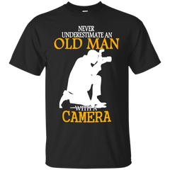 Photographer - NEVER UNDERESTIMATE AN OLD MAN WITH A CAMERA T Shirt & Hoodie