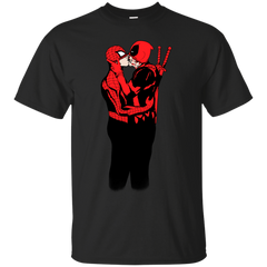 Marvel - Kissing Heroes deadpool kissing spiderman T Shirt & Hoodie